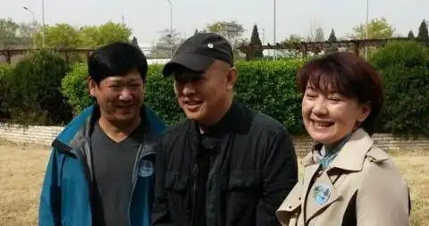 李连杰和55岁前妻黄秋燕罕见同框!前妻故意躲在边上!