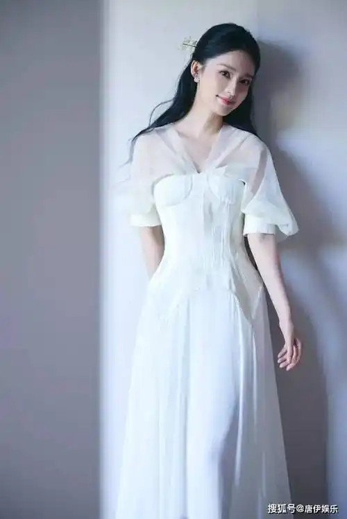 李沁白纱裙写真曝光,古风发簪点缀,仙气十足,魅力爆表!