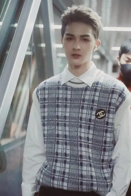 不行了,我得嚎一句朱正廷这个寸头太好看了!