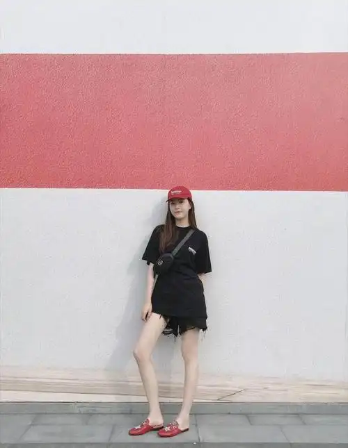 现实中的赵尧珂婉约大方,真诚善良,身材好到没话说,一双大长腿实力