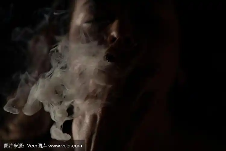 在黑暗中抽烟的女人,孤独的女人