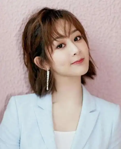 女人上了年纪,剪短发要记住"3要3不要",才能优雅减龄更得体