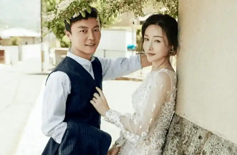 著名童星的婚姻状态郝劭文有一个7岁继女释小龙老婆身材火辣