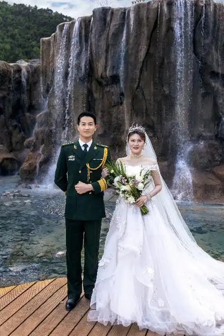520专辑|绿军装白婚纱,爱与坚守同在_腾讯新闻