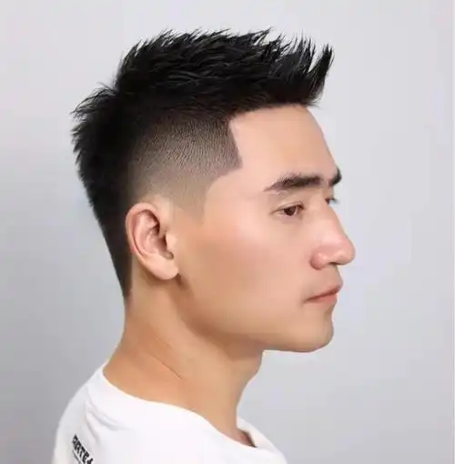 帅气男生短发发型推荐(三款干练的男生短发图片)