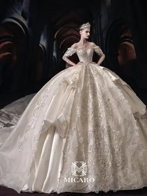 灵感源于拜占庭伊琳娜女皇,这件婚纱整体呈现出无限奢美的宫廷风格.