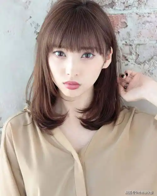 的十款齐肩发,时尚减龄又显气质,端庄大气又有女人味_发型_自然_锁骨