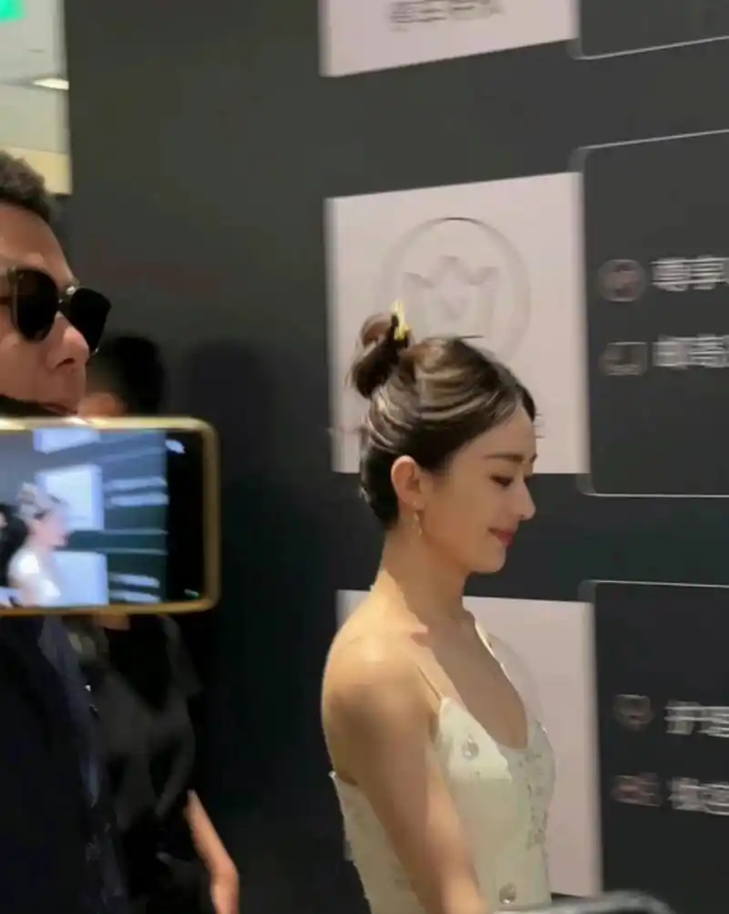 赵丽颖最新的浪琴活动路透照状态真太棒了.