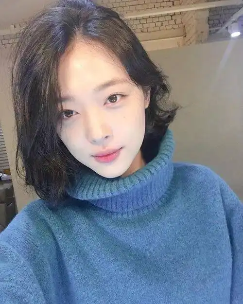 你的拍照姿势已经过时了,现在这样自拍才有人点赞