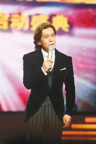 央视名嘴李咏接棒华少主持《中国好声音》