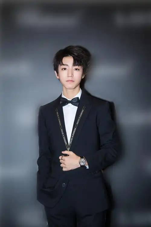 王俊凯黑西装风度翩翩出席活动图片26