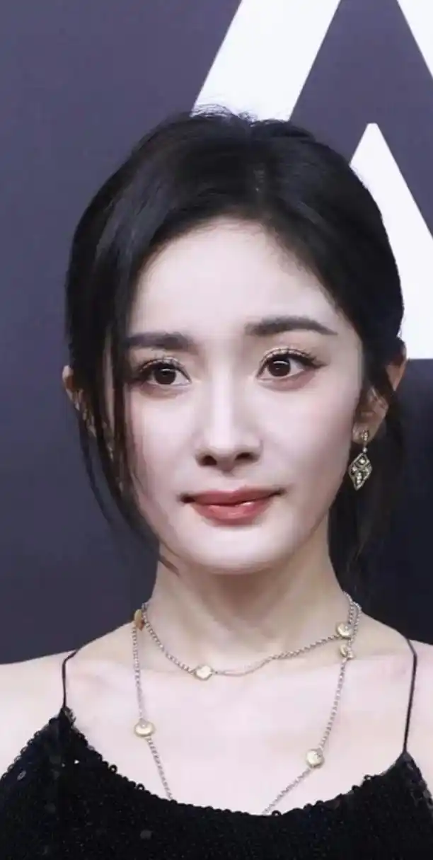 有网友对杨幂的高低眉产生了疑惑,不知道是化妆问题还是天生就这样?