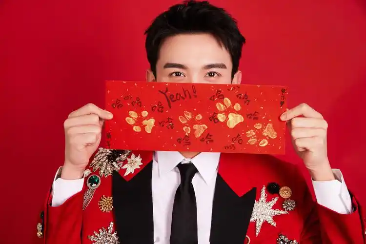 吴磊春晚第二套造型来自celine,红色短外夹克布满金属徽章_高清图集