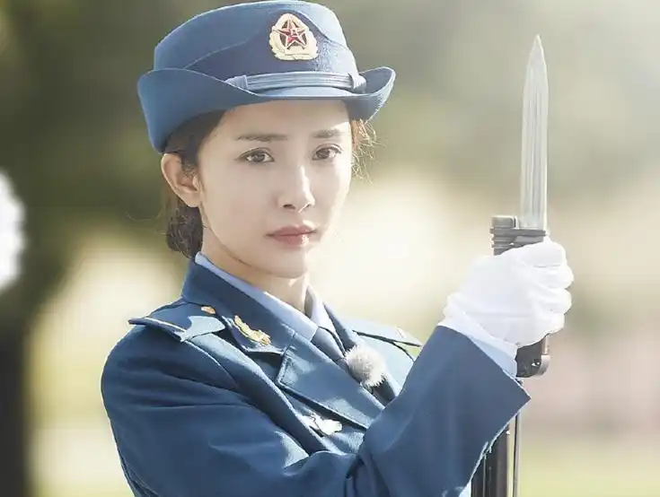 盘点女明星军装照,郑爽赵丽颖杨幂刘诗诗飒爽,而她最像军人