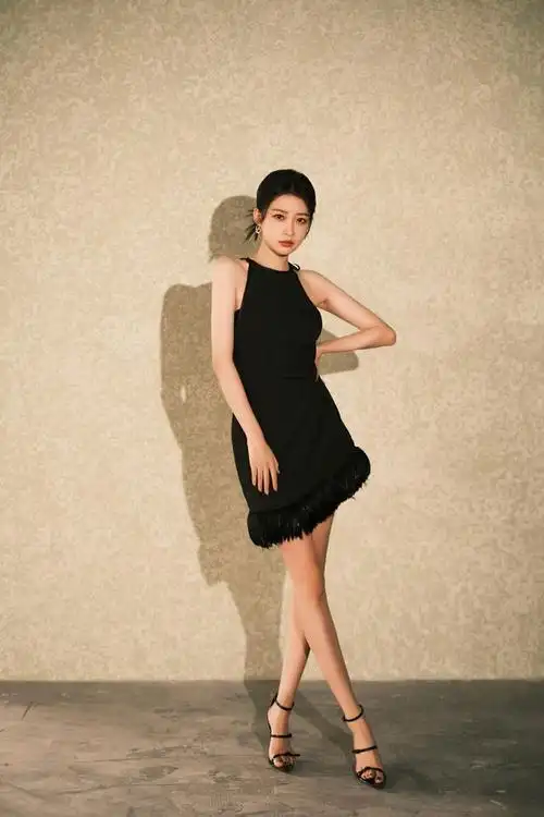 明星写真:孙怡挂脖黑丝绒连衣裙美腿纤细,瓜子脸俏丽可爱