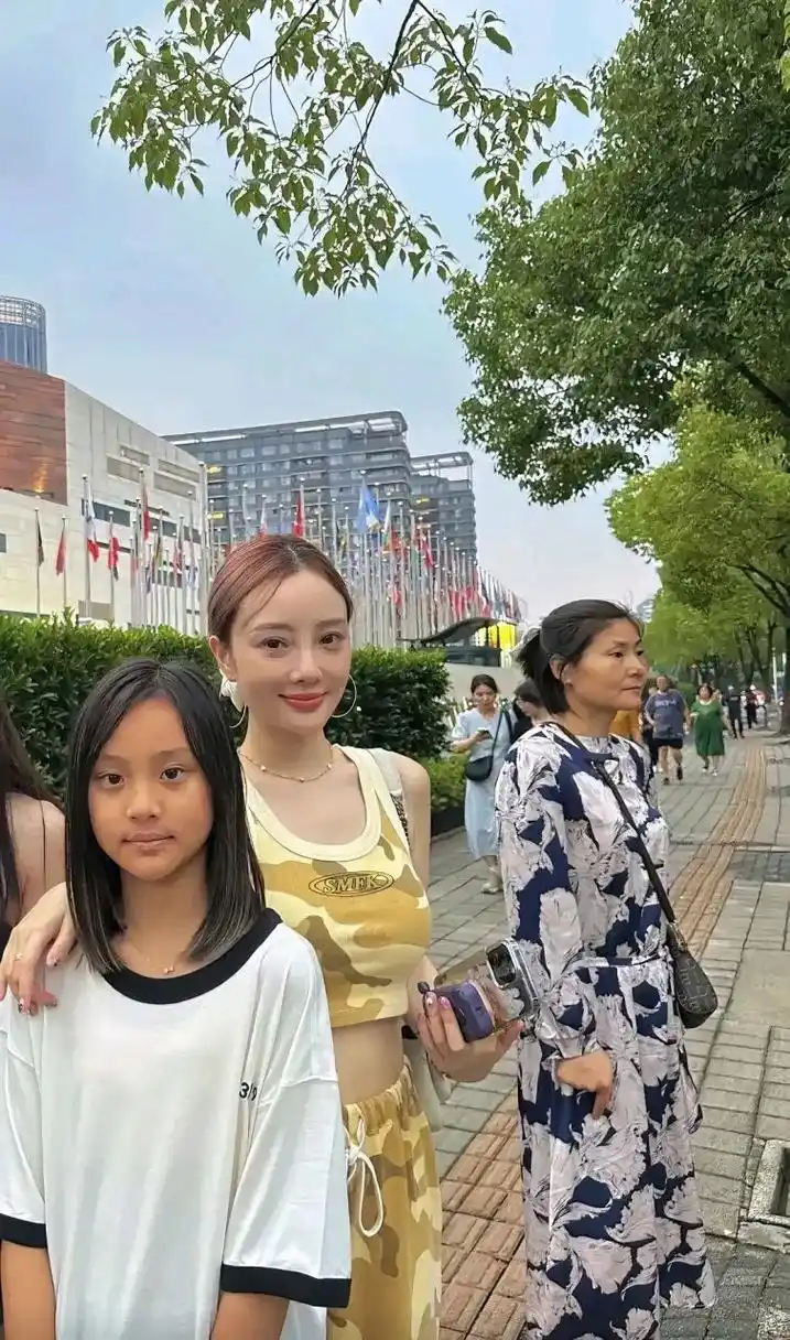 李小璐和甜馨在街上的近距离照片, 没有被修饰的照片看起来比普通人