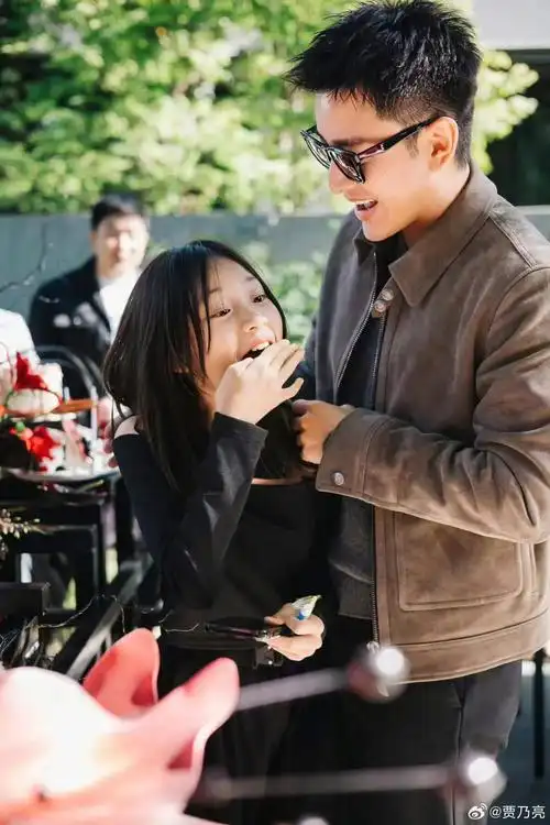 贾乃亮40岁生日甜馨送奖杯认证最好爸爸父女模样似复制粘贴