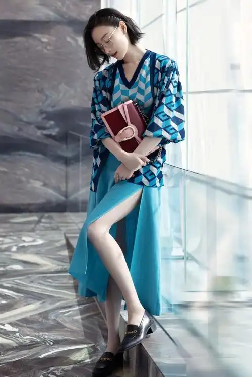 又被倪妮惊艳到了,穿半裙还开高叉,"漫画腿"美到出圈