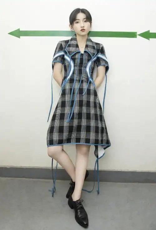 张子枫又得罪造型师?"大妈妆发"超显老,看着还以为是80后