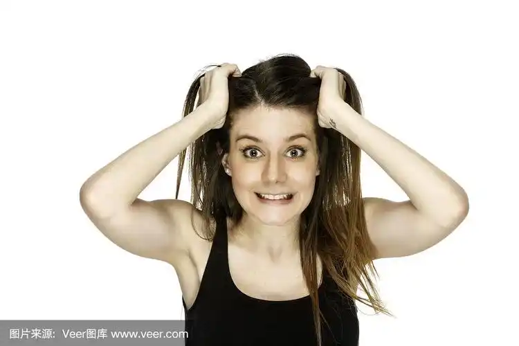 惊讶的西班牙年轻女子用手抓着头发