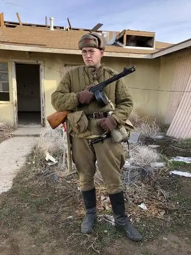 手持冲锋枪的苏军士兵,你知道枪的型号吗?