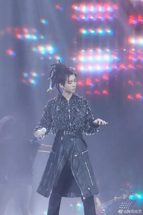 在自己的首场个人演唱会上,王俊凯挑战星空脏辫造型