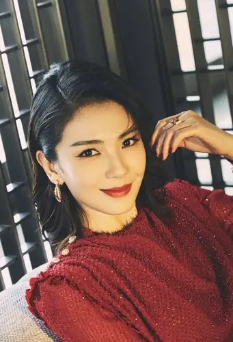 原创刘涛晒最新照片,穿嫩粉色睡袍有慵懒美,"蜘蛛眼线"带领新潮流