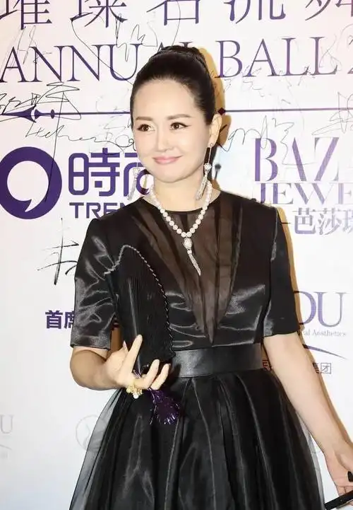 王志飞老婆时尚大气,穿黑色连衣裙 丸子头,散发女人的魅力!