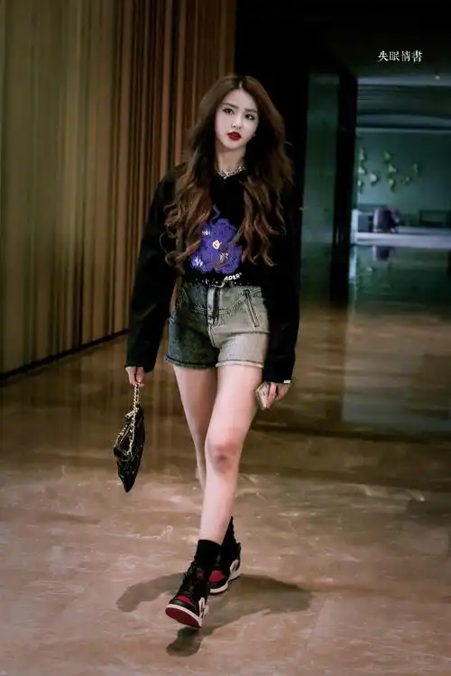 靓女出没金子涵灌篮上班饭拍大波浪红唇i了