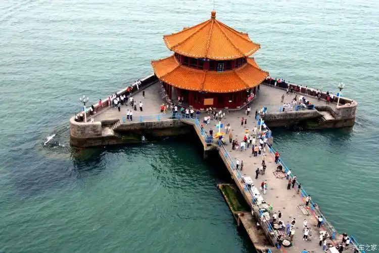 俯瞰青岛地标建筑——青岛栈桥