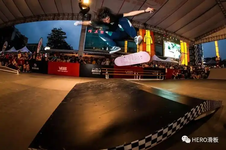 王国华,半职业滑手陈子锋,叶嘉亮,徐兆奉献了震慑全场的滑板表演后
