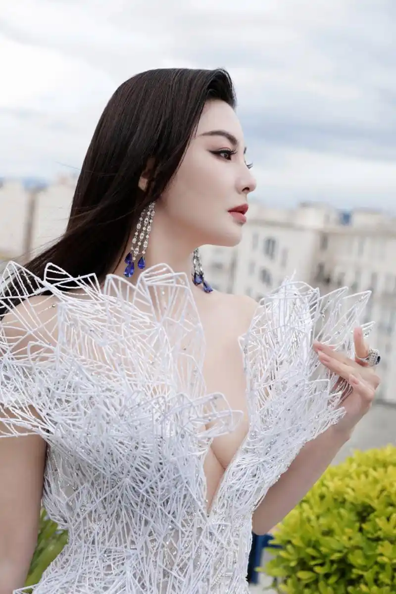 张雨绮# 戛纳深v礼服,丰满傲人的事业线,性感火辣,窈窕曼妙的身材