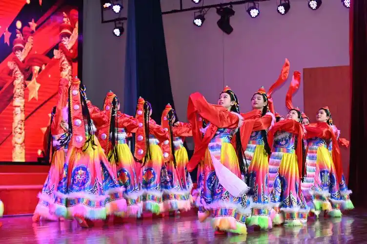 阳光舞蹈社团的学生舞蹈表演《舞动心声》