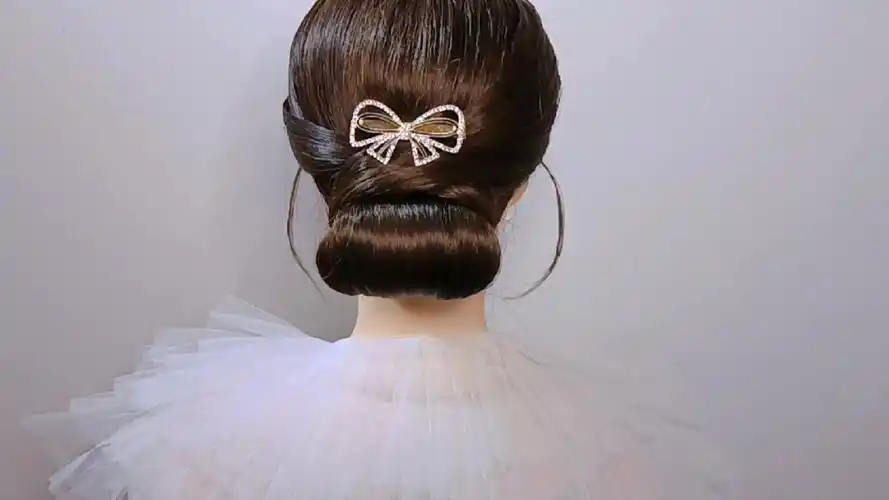 优雅大方的低盘发造型,贵妇出门都这样扎,回头率很高哦