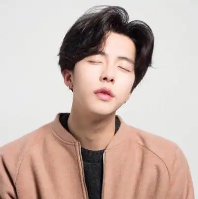 中分是汉奸的经典发型男生时髦中分发型不是一般的帅