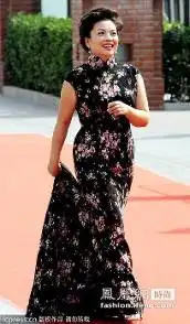 张也身着长裙亮相,礼服领口设计成旗袍式样,整体造型复古.