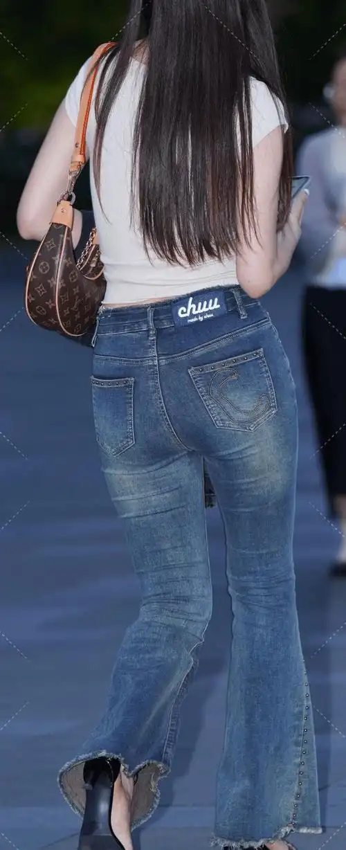 高挑身材牛仔裤搭配,时尚潮流风,都市女孩出行首选!