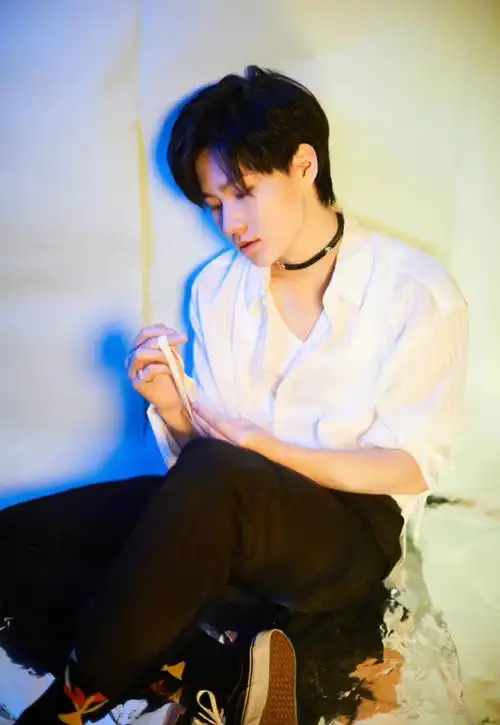 张真源深v衬衫造型