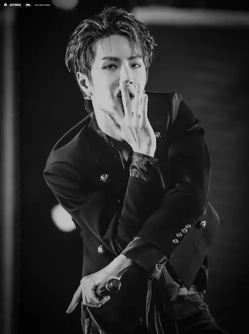 王一博雪花啤酒双线代言,勇闯天涯superx和高端系列黑狮白啤