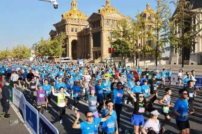 第33届大连马拉松赛热力开跑约3万名选手激情奔跑