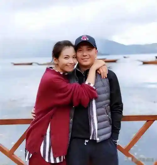 刘涛晒全家福,她44岁细嫩像少女,小2岁老公头顶秃秃像老头