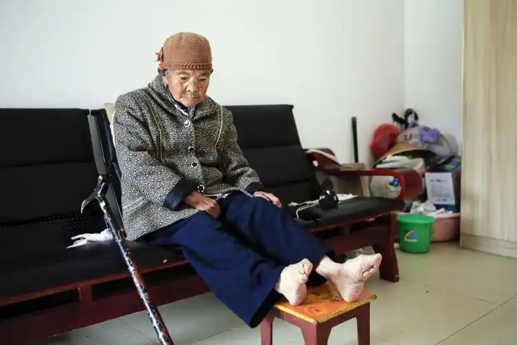 中国最后的小脚女人…三寸金莲,文字,摄影:刘忠仁於2017.2.28摄