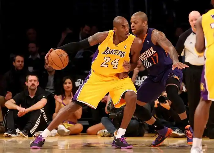 布朗你们认为科比打球太独但他从不会像某人一样寻求队友帮忙