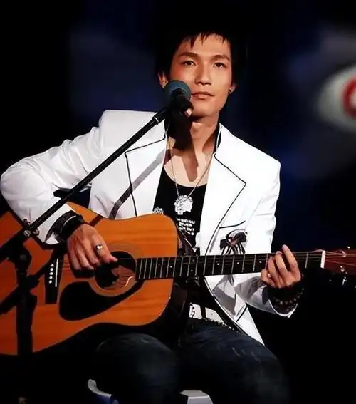 陈楚生全家福被朋友曝光,妻子刘云罕露正面,五官大方美得很高级