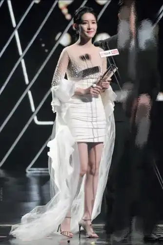 "甜美女神"李沁,再次挑战轻熟混搭可爱风,恨天高穿在李沁小脚上,太