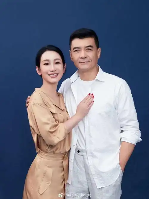 王新军给秦海璐涂口红