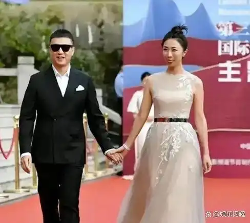 孙红雷携小15岁娇妻亮相,身材纤细高挑,颜值不输女演员