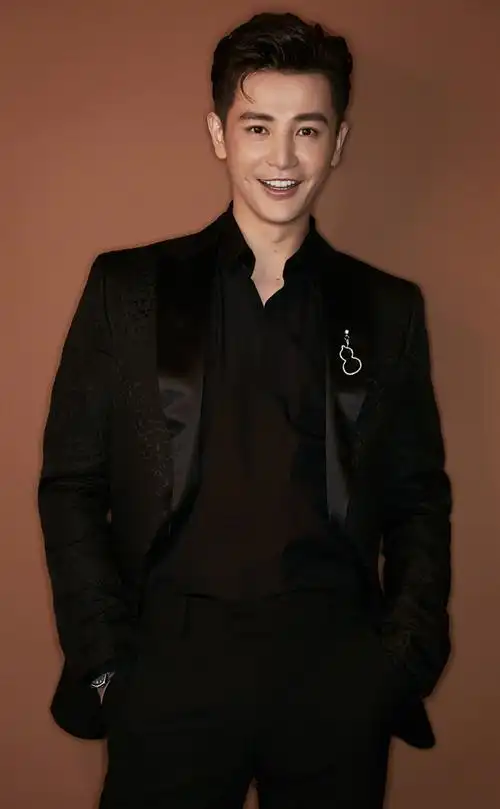 孙坚黑色西装帅气有型时尚写真图片