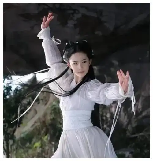 刘亦菲大胆穿搭,黑色超短裙引发热议,网友赞赏无数!|裙子_网易订阅