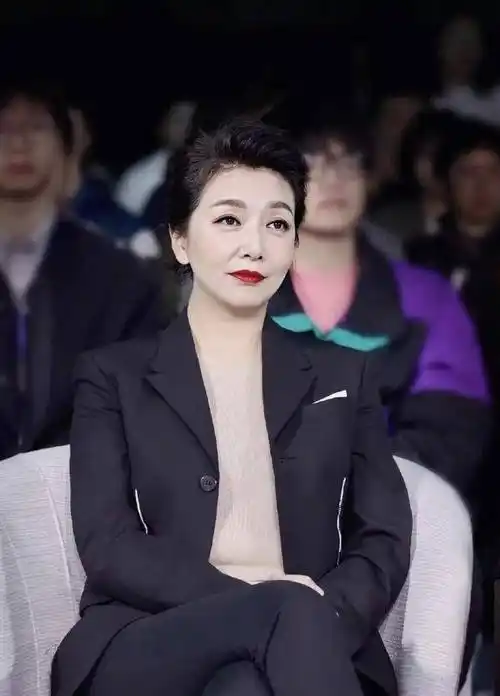 55岁江珊在上海小巷被偶遇,打扮朴素显发福,被指太路人快认不出_女儿